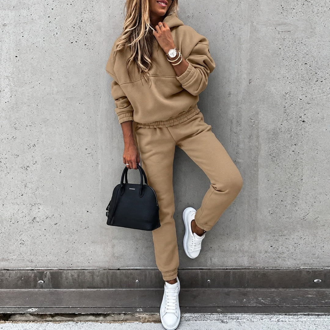 Conjunto de moletom feminino confortável, com calças de cintura elástica e blusa de mangas longas, perfeito para o dia a dia.
