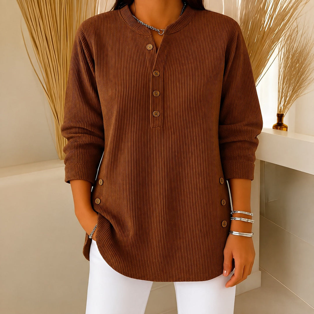 Modelo vestindo suéter feminino casual com botões, um pulôver elegante e versátil para o dia a dia.