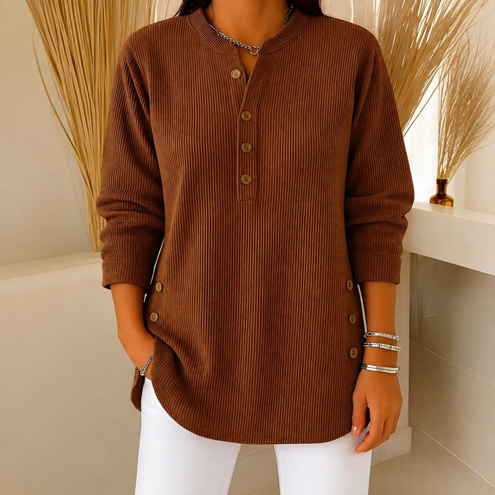 Modelo vestindo suéter feminino casual com botões, um pulôver elegante e versátil para o dia a dia.