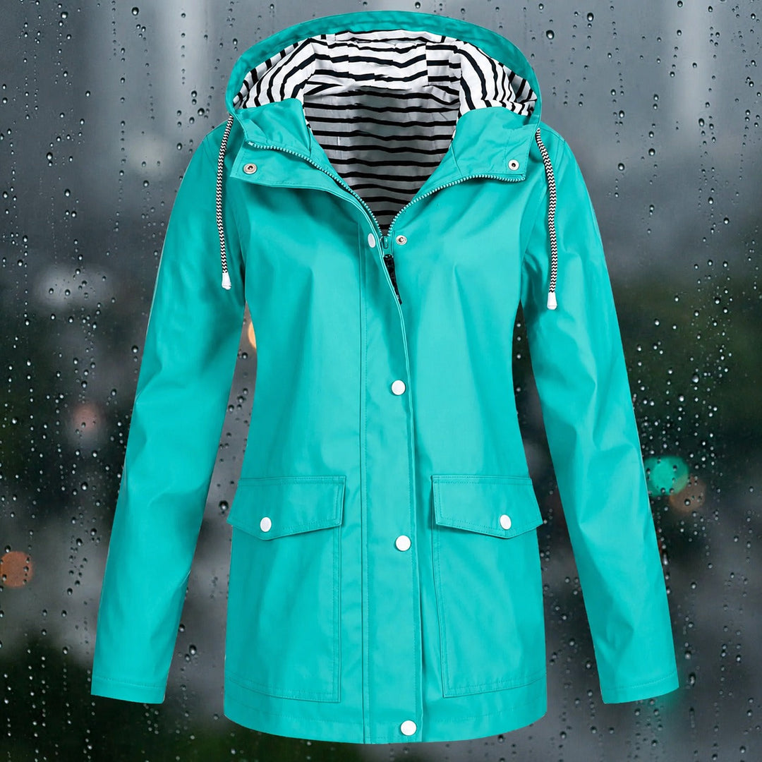 Moda feminina outono/inverno: jaqueta com capuz, agasalho elegante e casual.