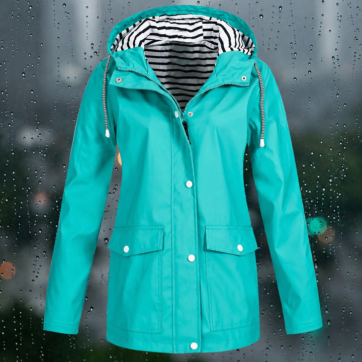 Moda feminina outono/inverno: jaqueta com capuz, agasalho elegante e casual.