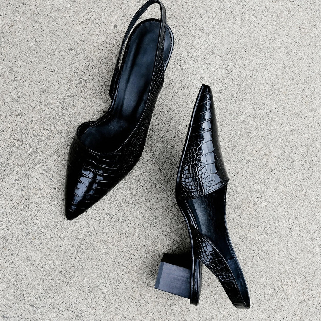 Saltos femininos slingback modernos, confortáveis e elegantes. Calçado versátil em preto para a moda de verão.
