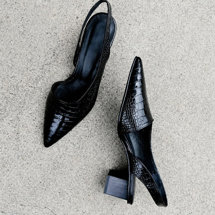 Saltos femininos slingback modernos, confortáveis e elegantes. Calçado versátil em preto para a moda de verão.