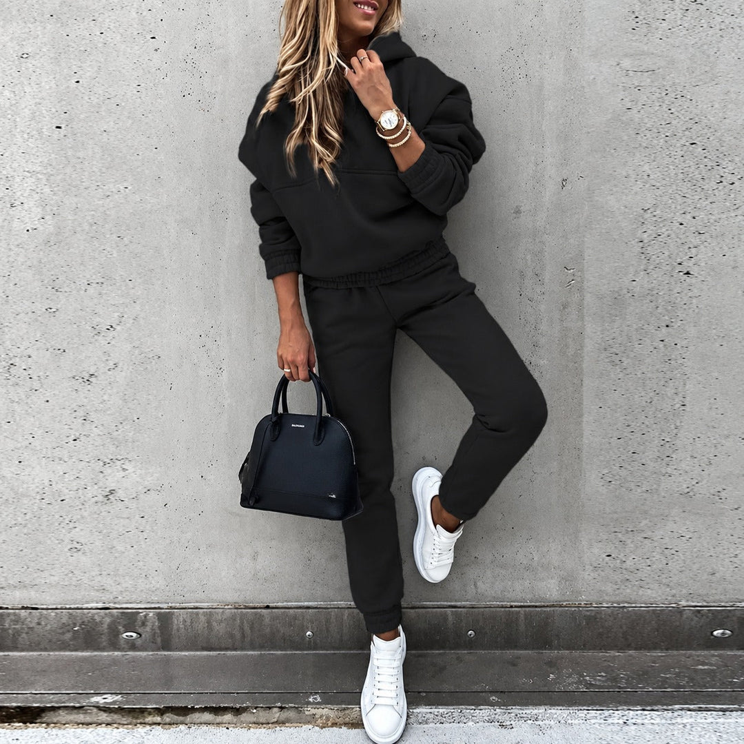 Conjunto feminino de moletom com calças e mangas longas, ideal para conforto casual e lazer. Moda versátil para inverno/primavera.