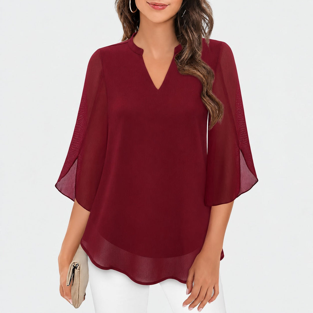 Moda feminina: blusa com fendas nas mangas, tendência de verão. Peça elegante e casual que oferece conforto.