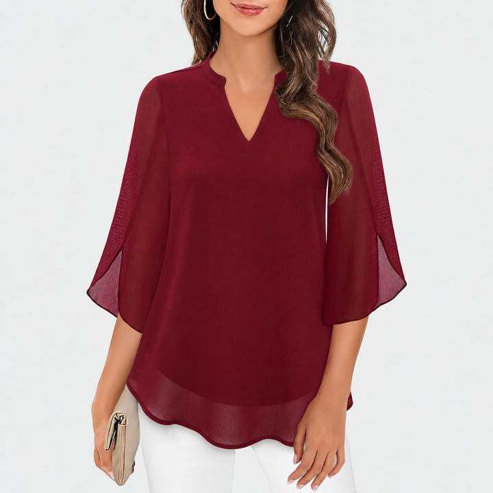 Moda feminina: blusa com fendas nas mangas, tendência de verão. Peça elegante e casual que oferece conforto.