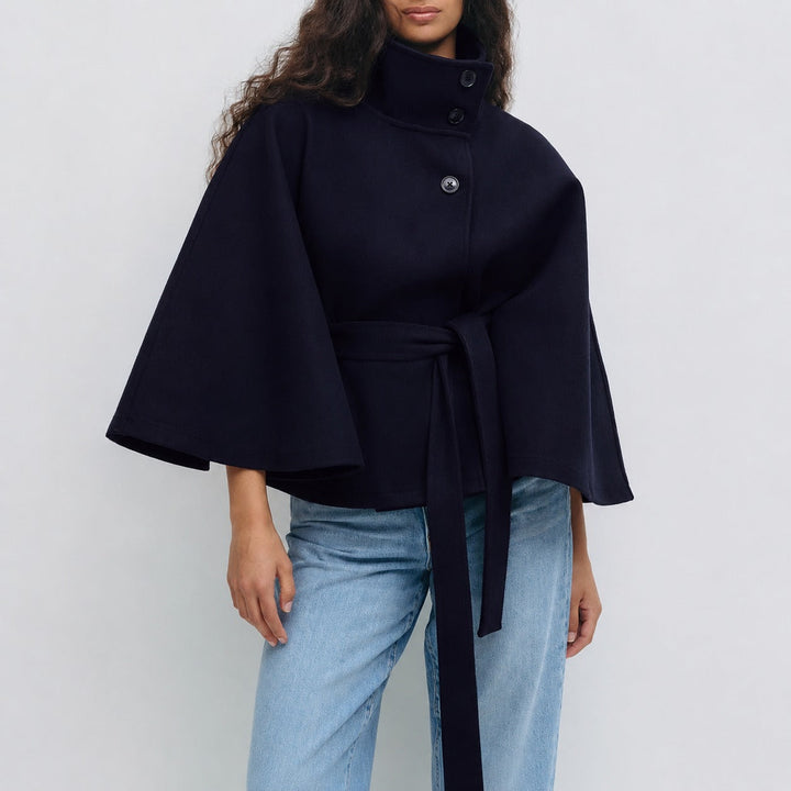 Look de outono/inverno: Jaqueta feminina elegante com cinto e gola alta, um casaco versátil e moderno.