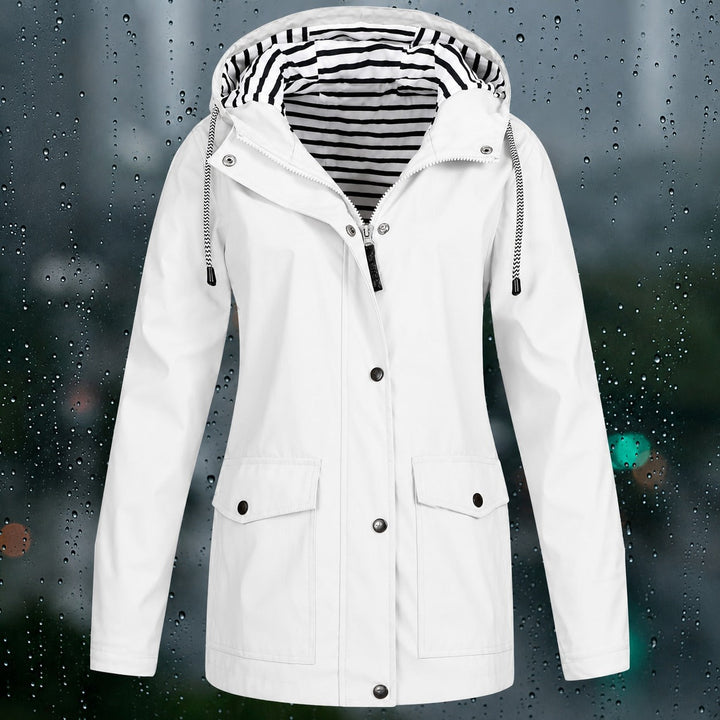 Casaco feminino elegante com capuz, ideal para outono e inverno.