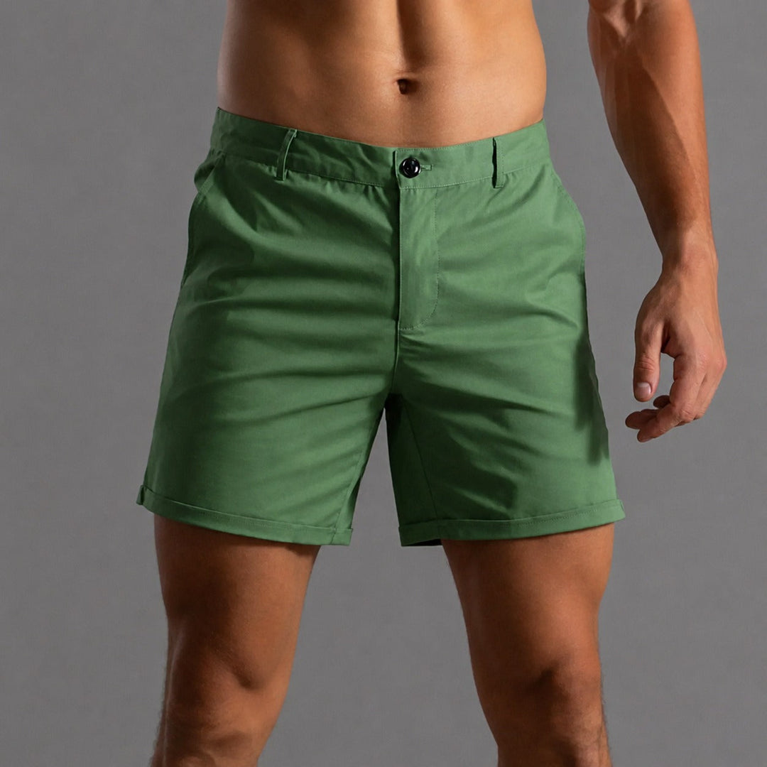 Shorts chino masculino em cor neutra, item essencial para moda verão, combinando estilo casual e versatilidade.