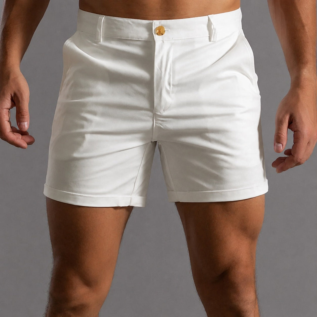 Shorts chino masculino moderno, garante conforto e estilo casual versátil para os dias quentes da moda verão.