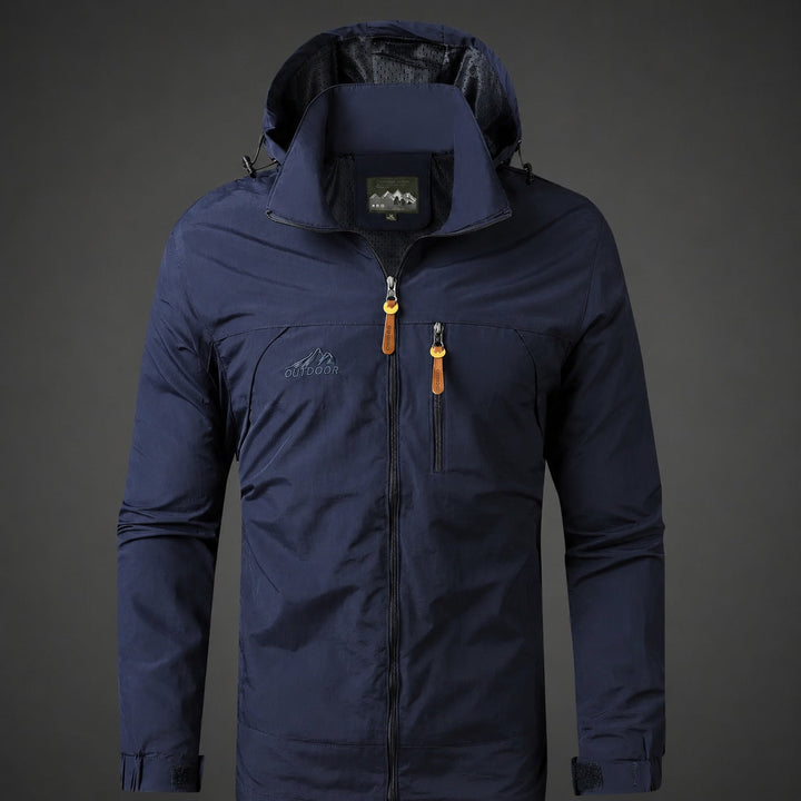 Corta-vento masculino leve com capuz, ideal para proteção contra chuva e vento. Moda casual urbana.