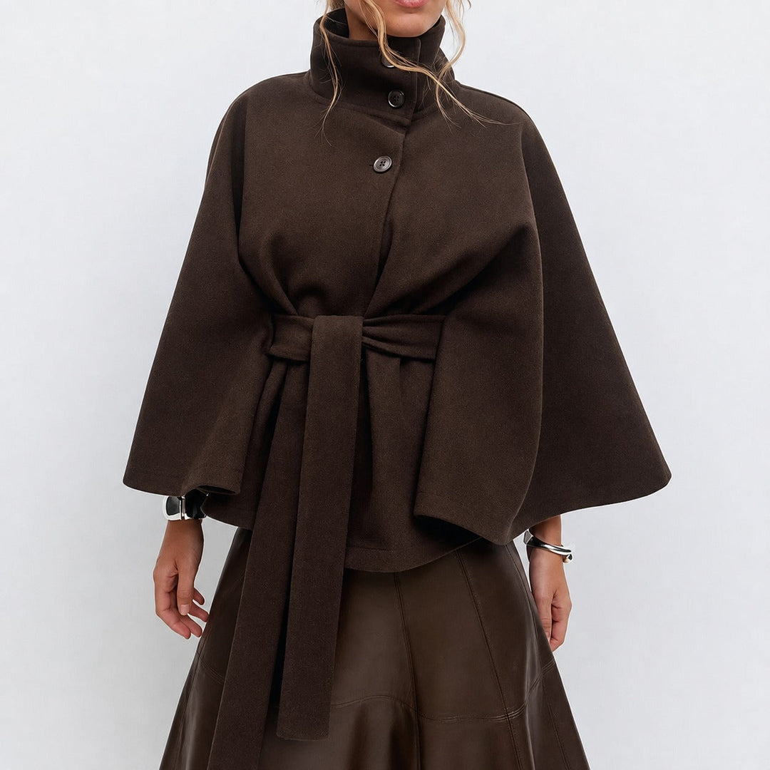 Jaqueta feminina moderna com cinto. Casaco elegante de outono/inverno, silhueta impecável para moda diária.