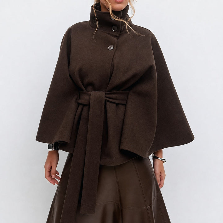 Jaqueta feminina moderna com cinto. Casaco elegante de outono/inverno, silhueta impecável para moda diária.