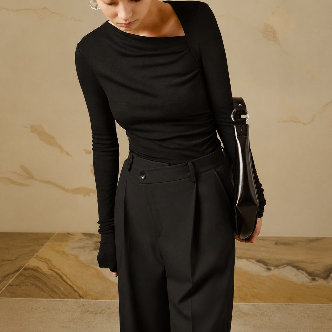 Top feminino canelado, corte assimétrico moderno e manga comprida. Conforto e estilo para roupa de inverno.