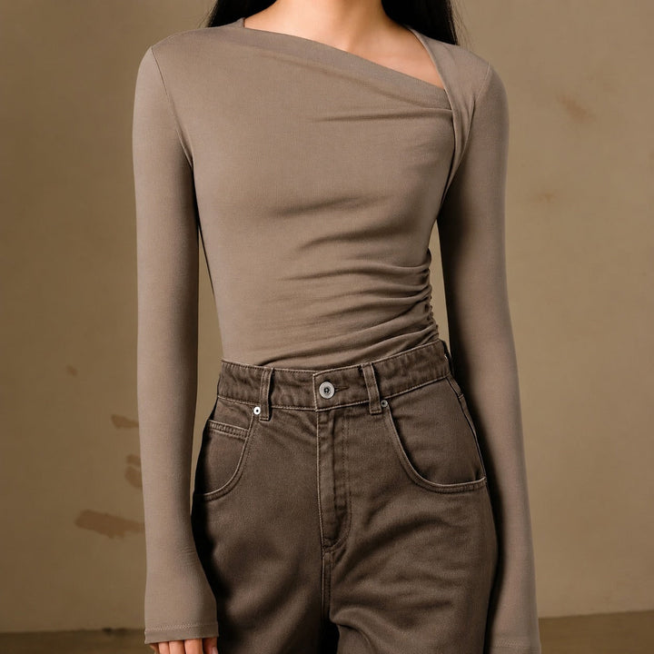 Top feminino canelado assimétrico de manga comprida. Roupa de inverno estilosa e confortável.