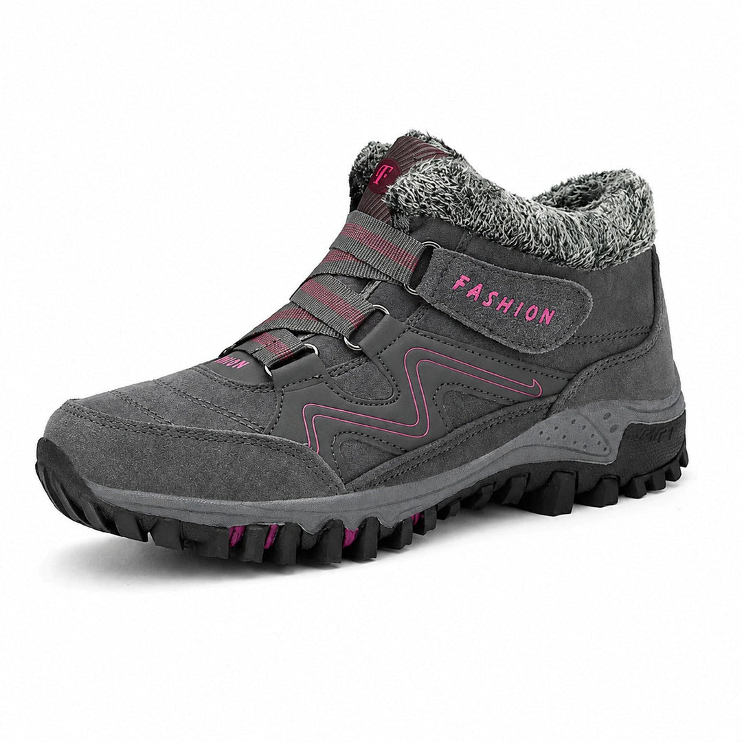 Detalhe do cadarço das botas femininas Tamara, ajuste perfeito e conforto. Calçado ideal para o outono inverno.