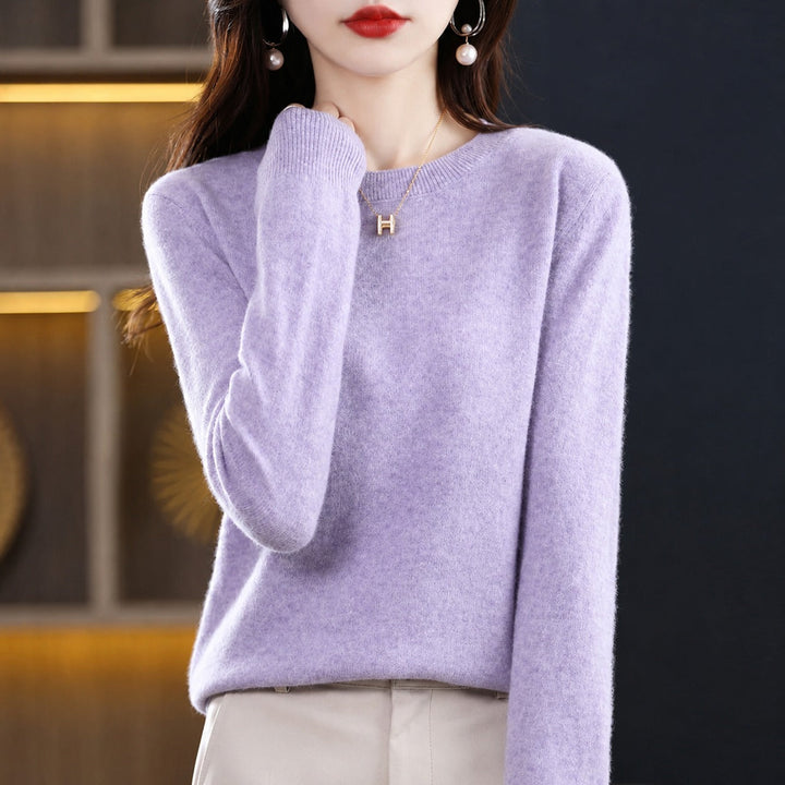 Suéter feminino em tricot, gola redonda, versátil e elegante, essencial para o inverno.