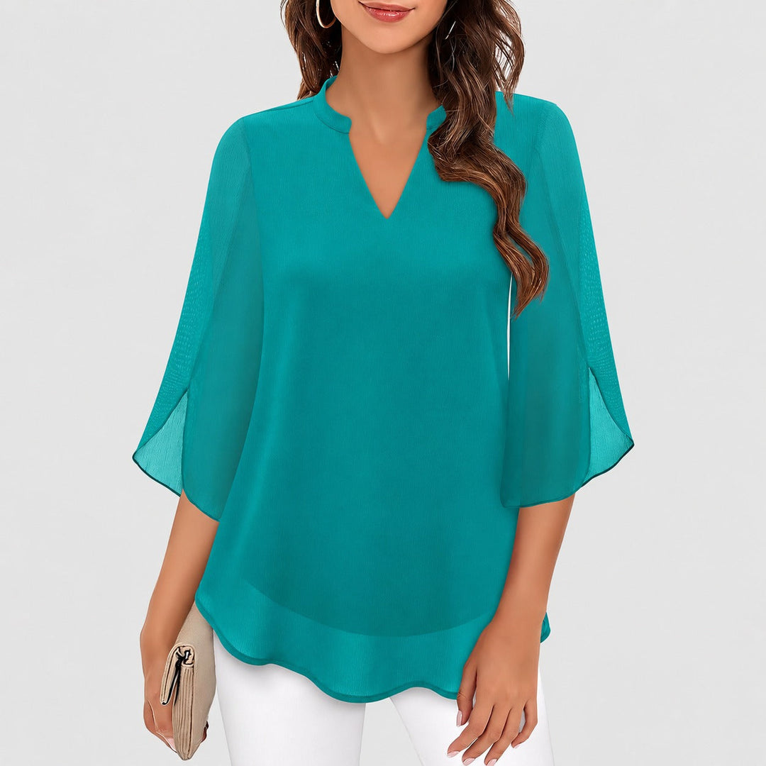 Blusa feminina de verão arejada com fendas nas mangas, design sofisticado. Garante conforto e estilo casual.