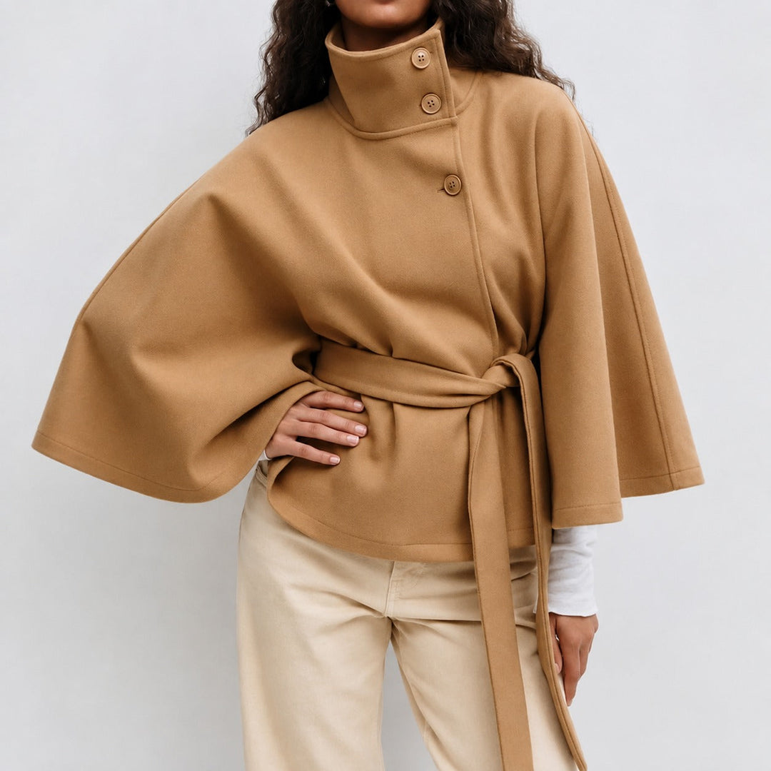 Casaco feminino versátil de gola alta, com cinto, ideal para o dia a dia e looks de outono/inverno modernos.