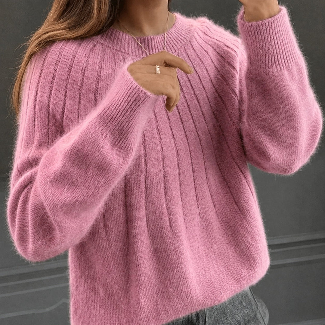 Modelo usando suéter feminino elegante, unindo conforto para o dia a dia e moda inverno.