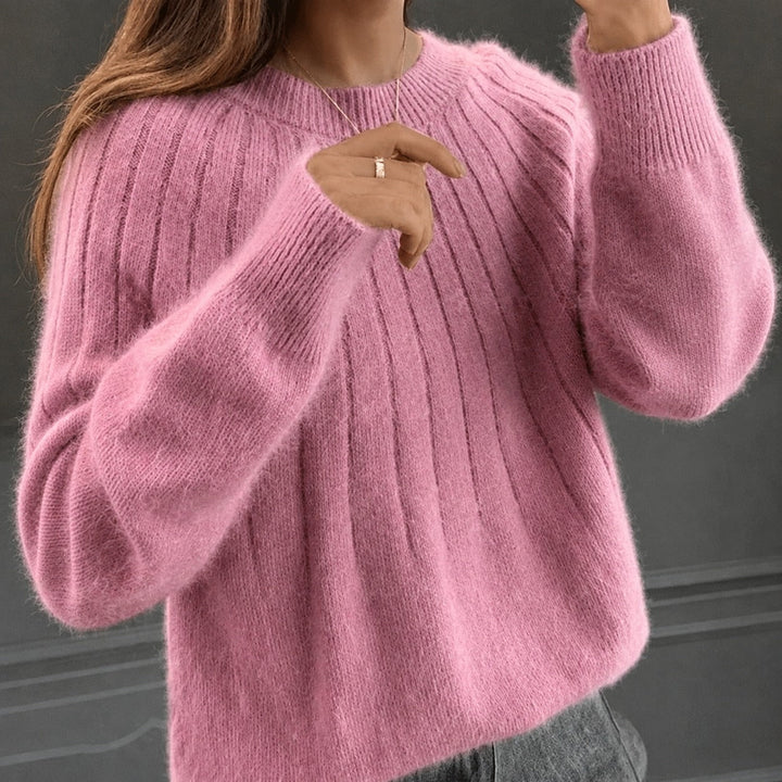 Modelo usando suéter feminino elegante, unindo conforto para o dia a dia e moda inverno.