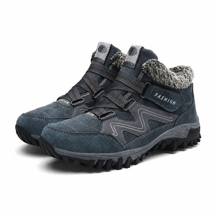 Par de Botas Tamara femininas, calçado essencial para o inverno. Combina estilo, conforto e durabilidade.