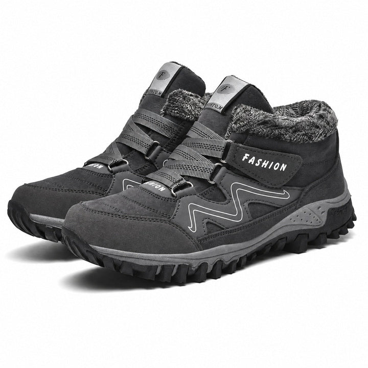 Botas femininas Tamara em ambiente de inverno, calçado versátil para atividades e moda nos dias frios.