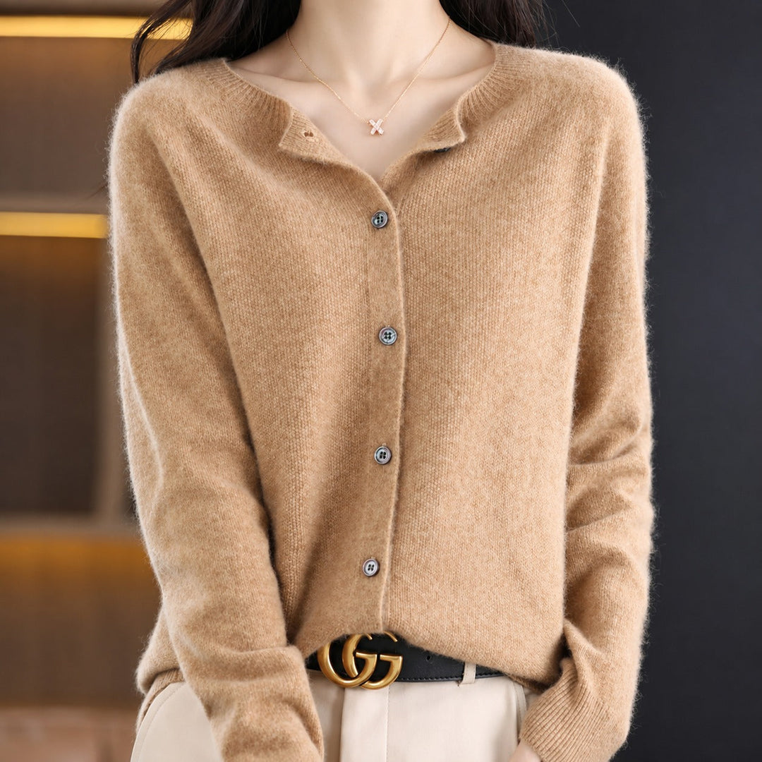 Suéter feminino de gola redonda, confortável e versátil para a moda outono/inverno.