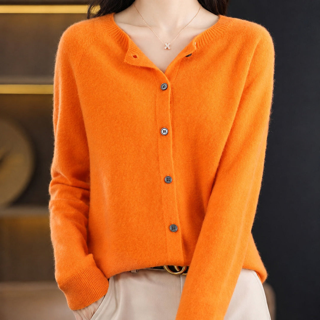 Suéter feminino cinza de gola redonda, estilo versátil para moda casual de inverno.