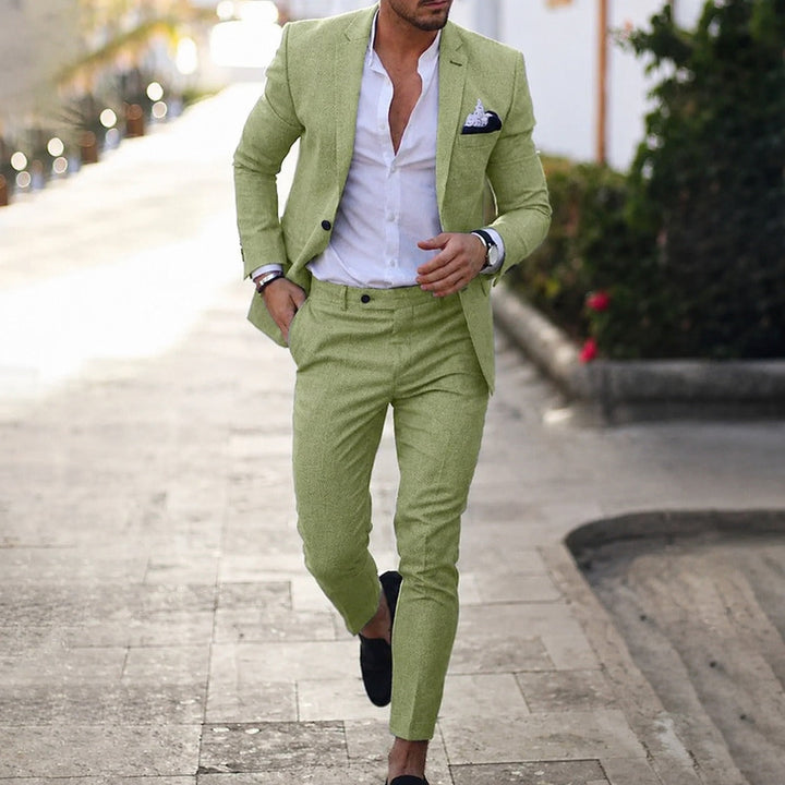 Terno masculino elegante para reuniões de negócios. Conjunto de jaqueta e calça em estilo social e formal.