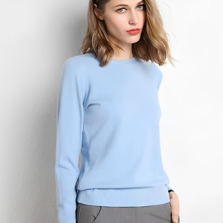 Suéter feminino Livana, peça versátil, macia e casual, elegância e conforto para o dia a dia.
