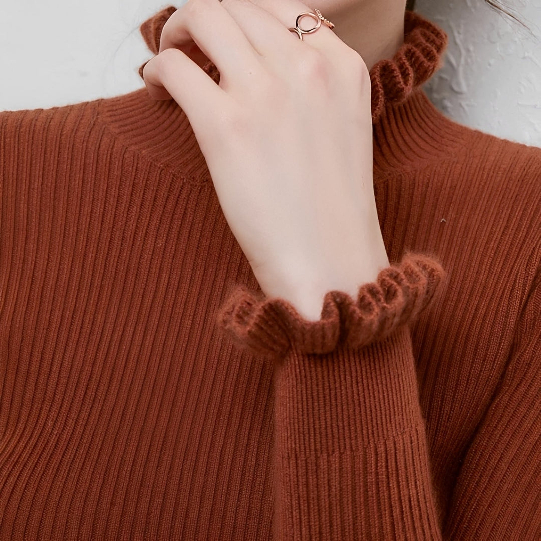 Suéter feminino casual e elegante de gola alta. Versátil para looks de inverno aconchegantes e modernos.