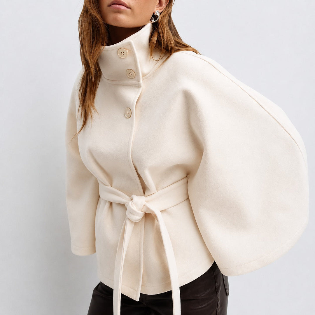 Jaqueta feminina elegante de outono/inverno com cinto ajustável, realçando a silhueta. Perfeita para looks modernos.