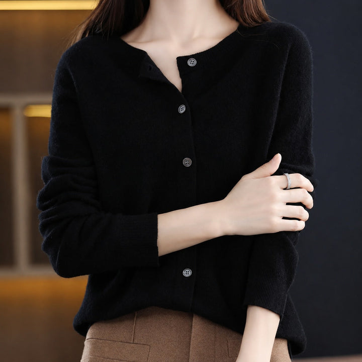 Mulher vestindo suéter feminino elegante de gola redonda, look versátil para inverno casual.