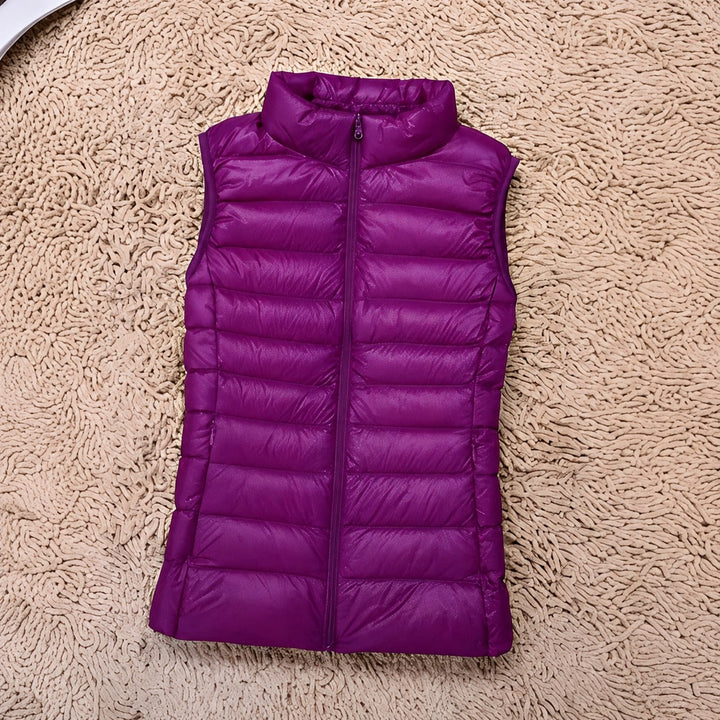 Colete feminino de inverno, acolchoado e leve, garantindo um agasalho quente e versátil.