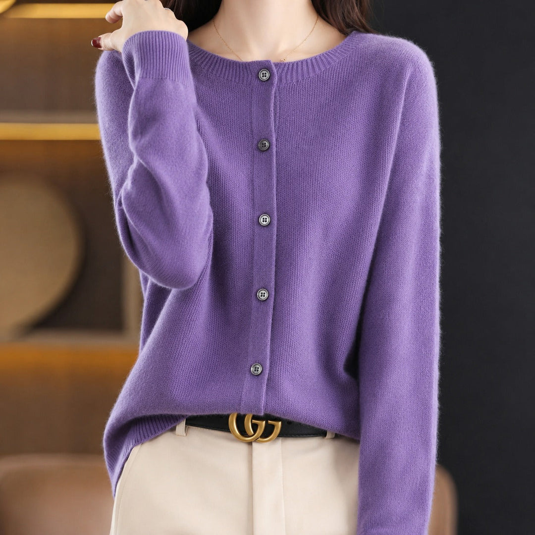 Suéter feminino sofisticado de gola redonda, toque elegante para moda de inverno.