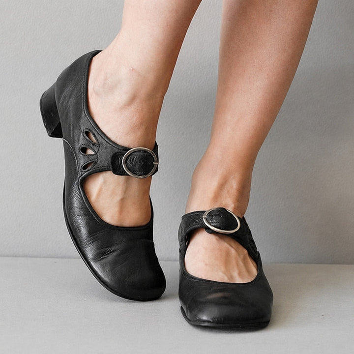 Design elegante e fivela ajustável para sandálias femininas confortáveis, perfeitas para a moda verão.