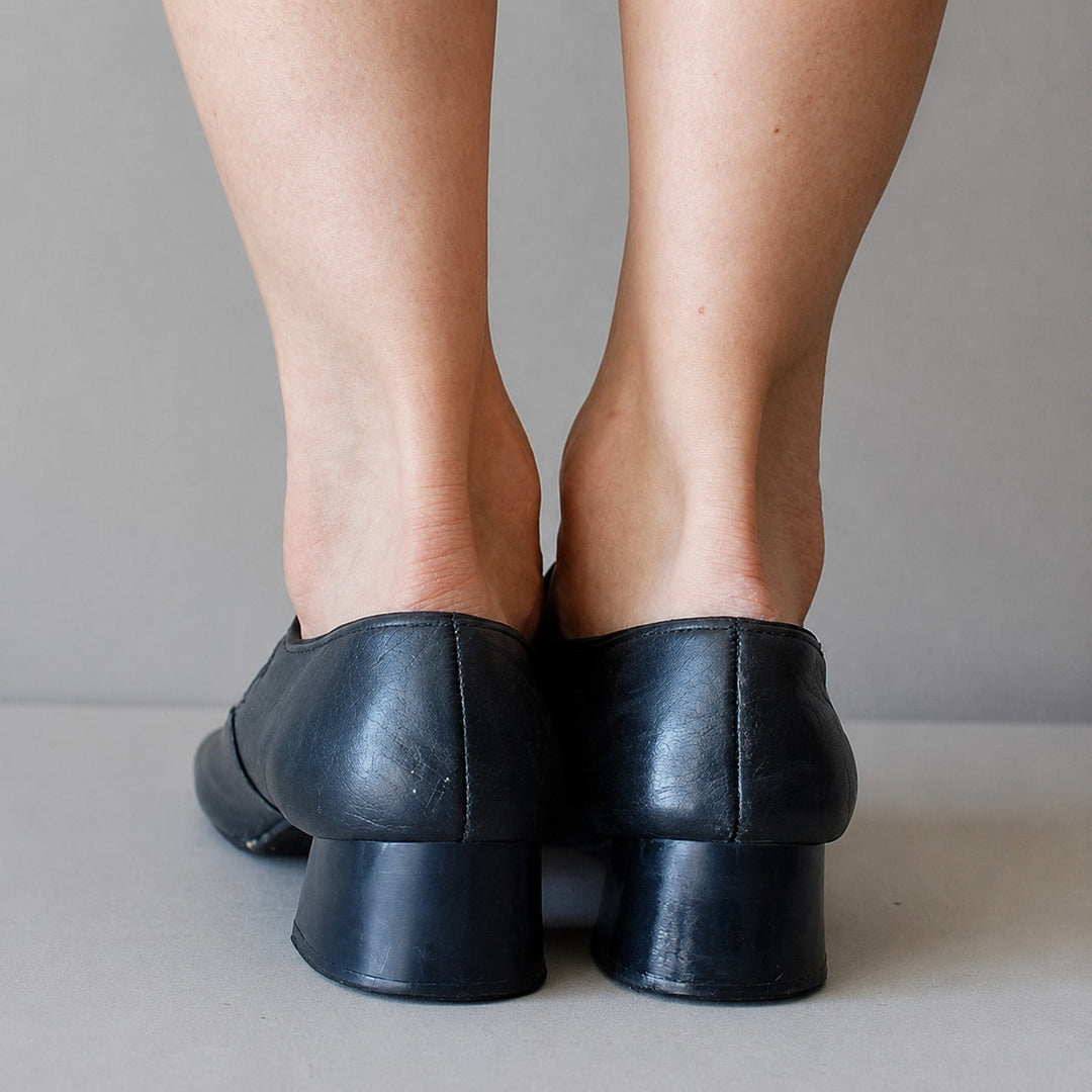 Sandália feminina versátil com fivela ajustável, ideal para um calçado elegante e confortável de verão.