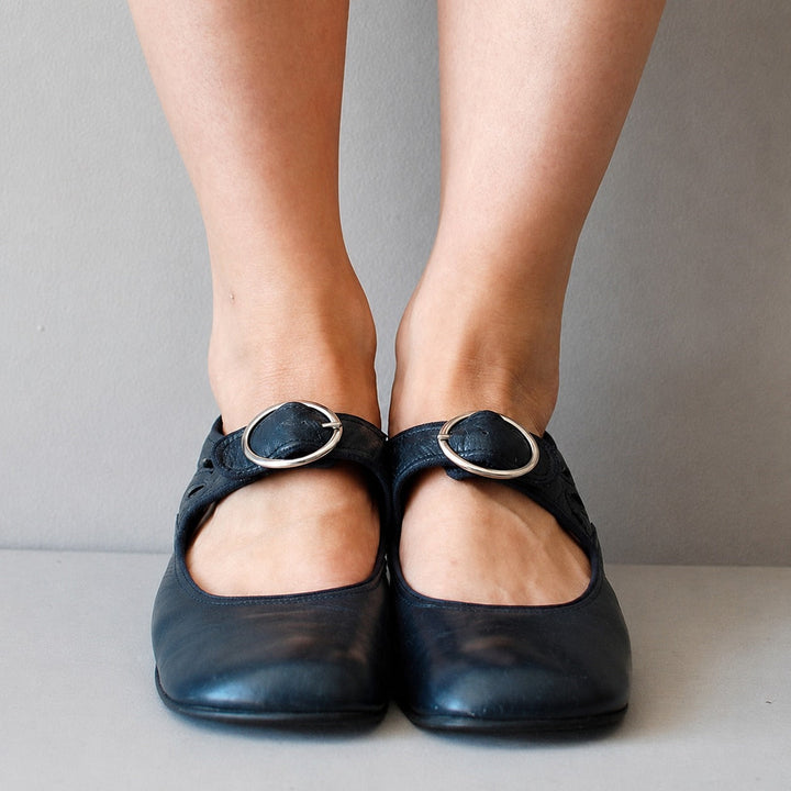 Sandálias femininas elegantes com fivela ajustável, perfeitas para o verão e moda casual.