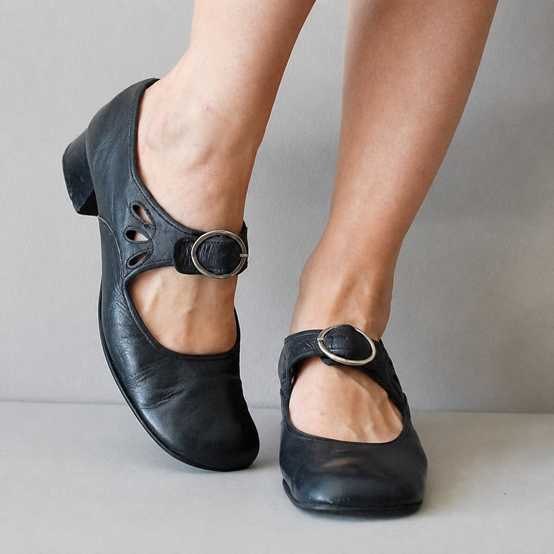Sandália feminina moderna com fivela ajustável, um calçado elegante e casual para qualquer ocasião de verão.