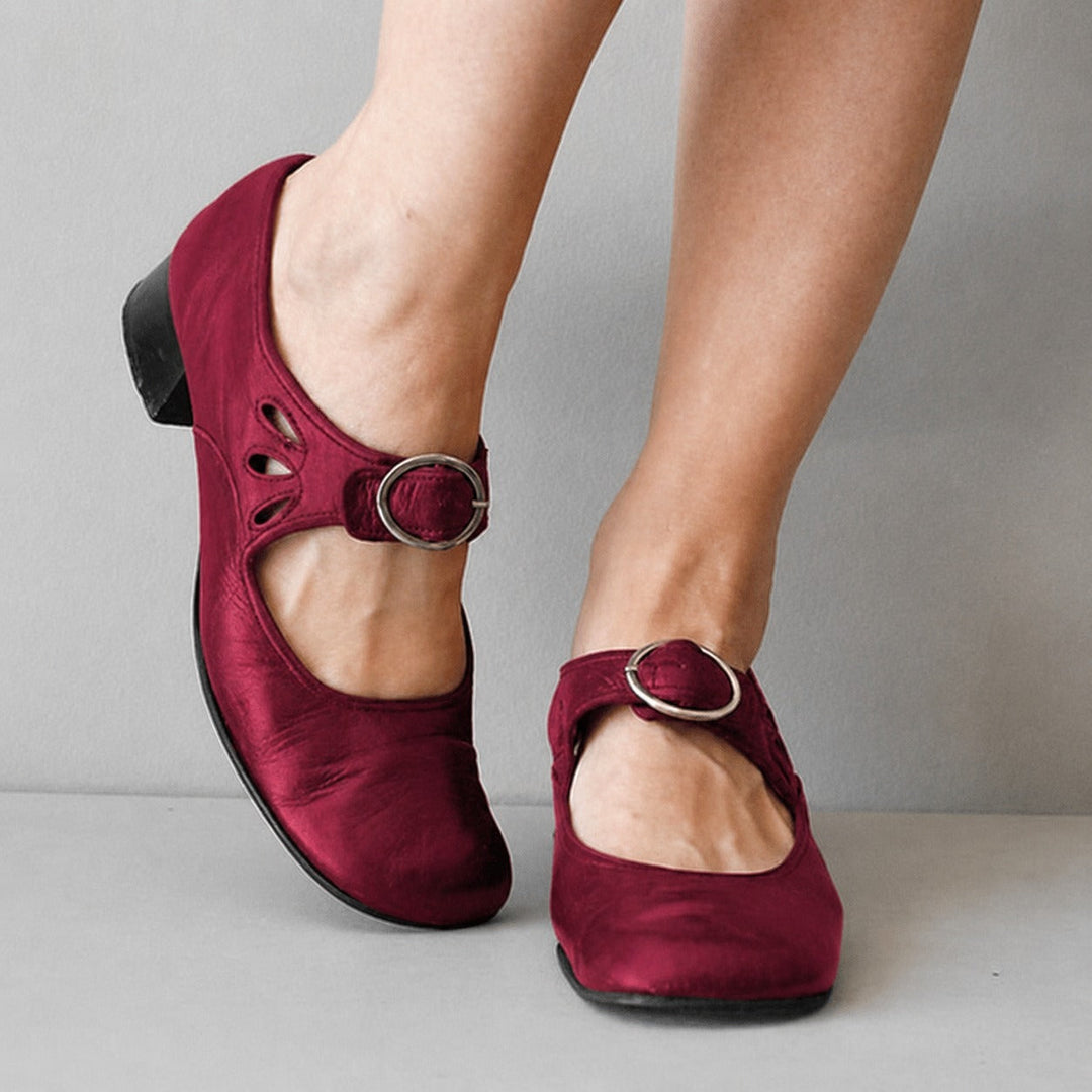 Versátil sandália feminina elegante, com fivela ajustável para o calçado perfeito na moda de verão.