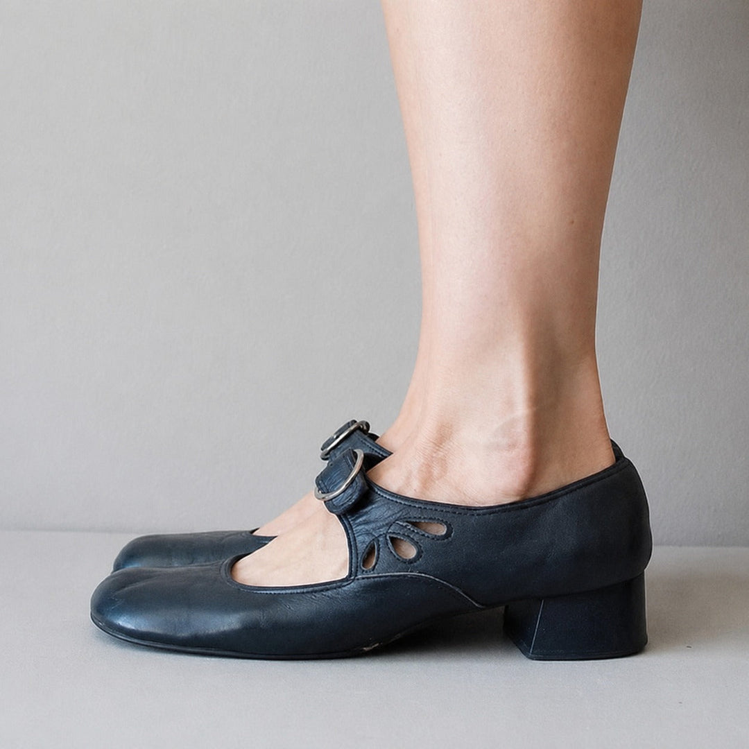 Calçado feminino elegante: sandálias com fivela ajustável, ideais para looks casuais e moda verão.