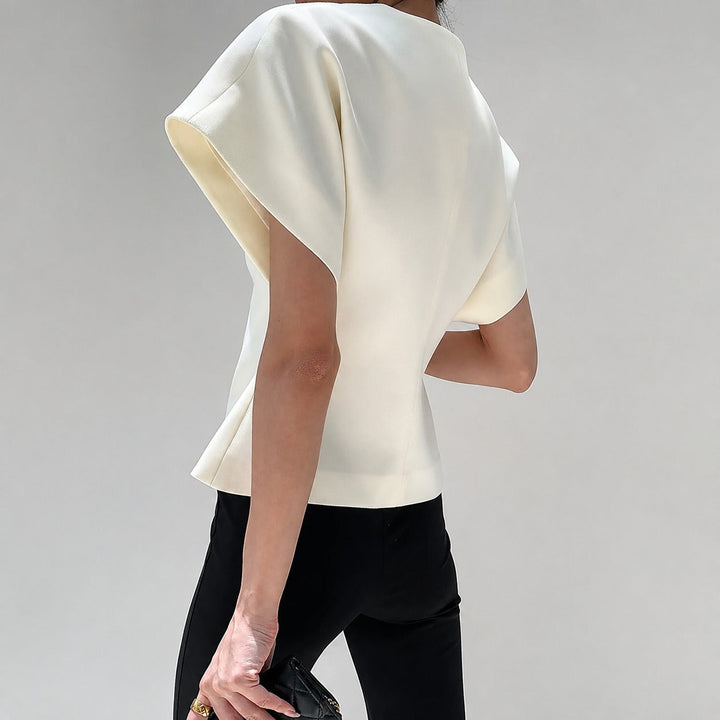 Blusa feminina leve decote V com botões, perfeita para dias quentes. Roupa de moda verão.