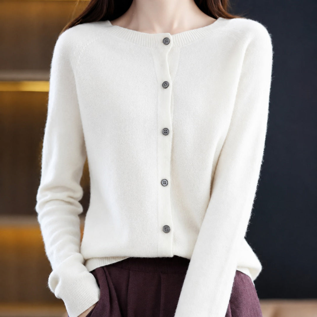 Suéter feminino de inverno com gola redonda, peça essencial de moda feminina elegante.