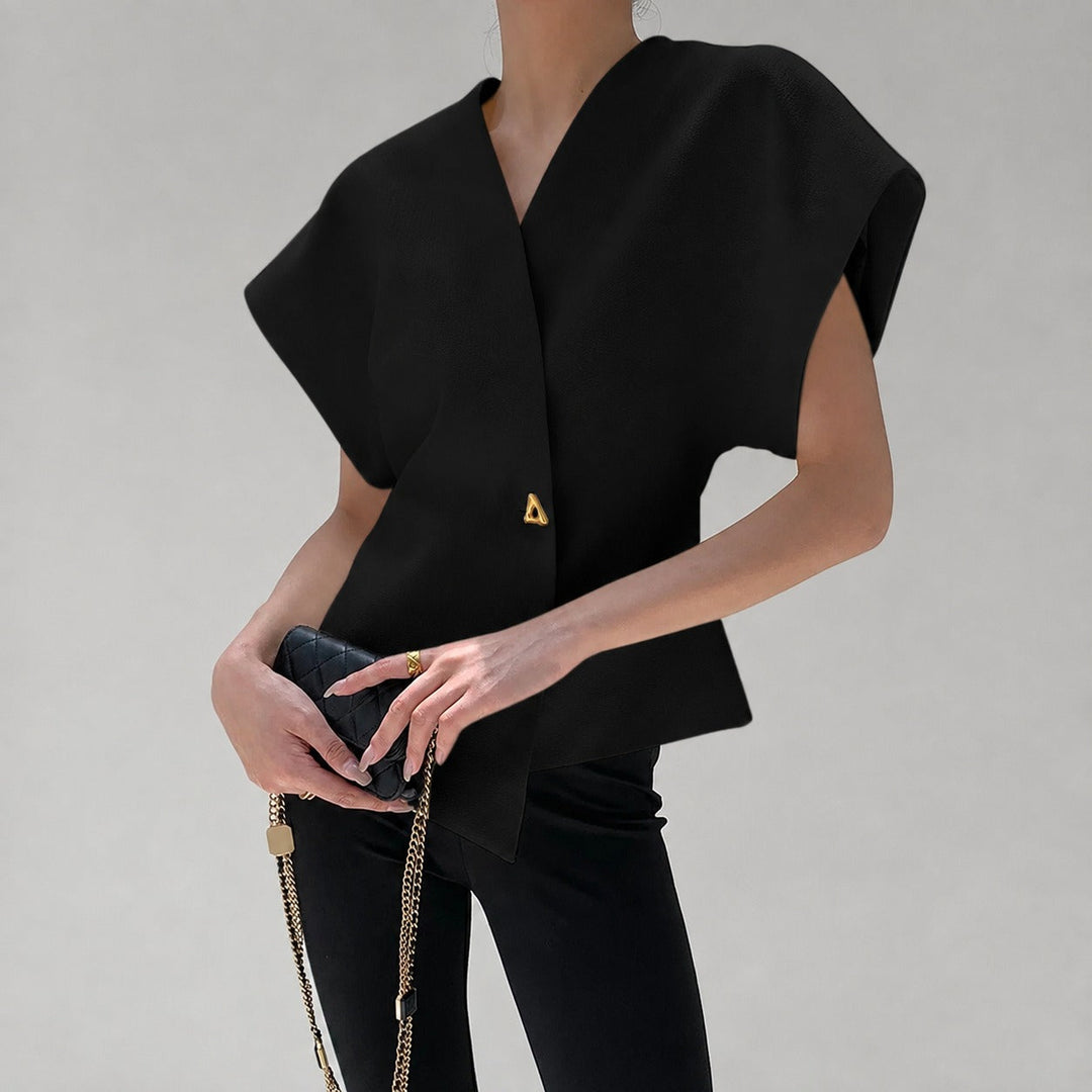 Blusa feminina casual decote V com botões, ideal para o verão. Moda confortável e estilosa.