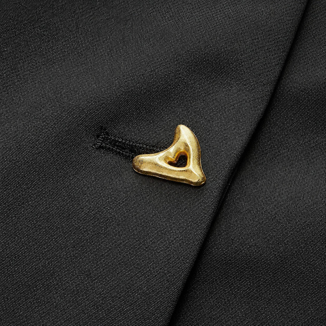 Camisa feminina decote V elegante, com botões. Peça essencial de roupa feminina para estilo moderno.