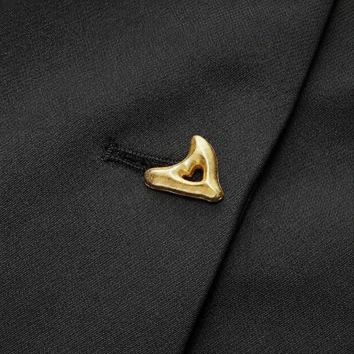 Camisa feminina decote V elegante, com botões. Peça essencial de roupa feminina para estilo moderno.