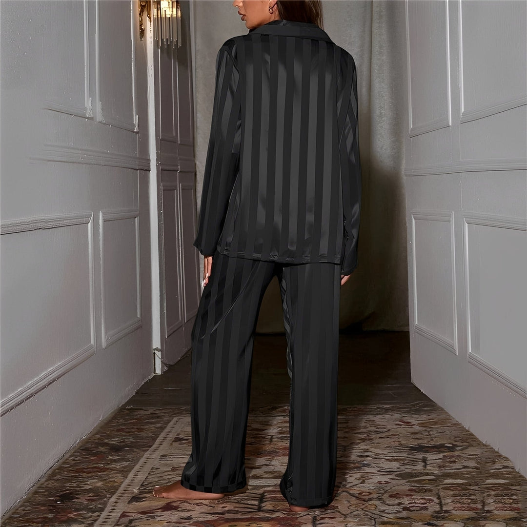 Pijama feminino moderno, unindo estilo e conforto para a mulher contemporânea.