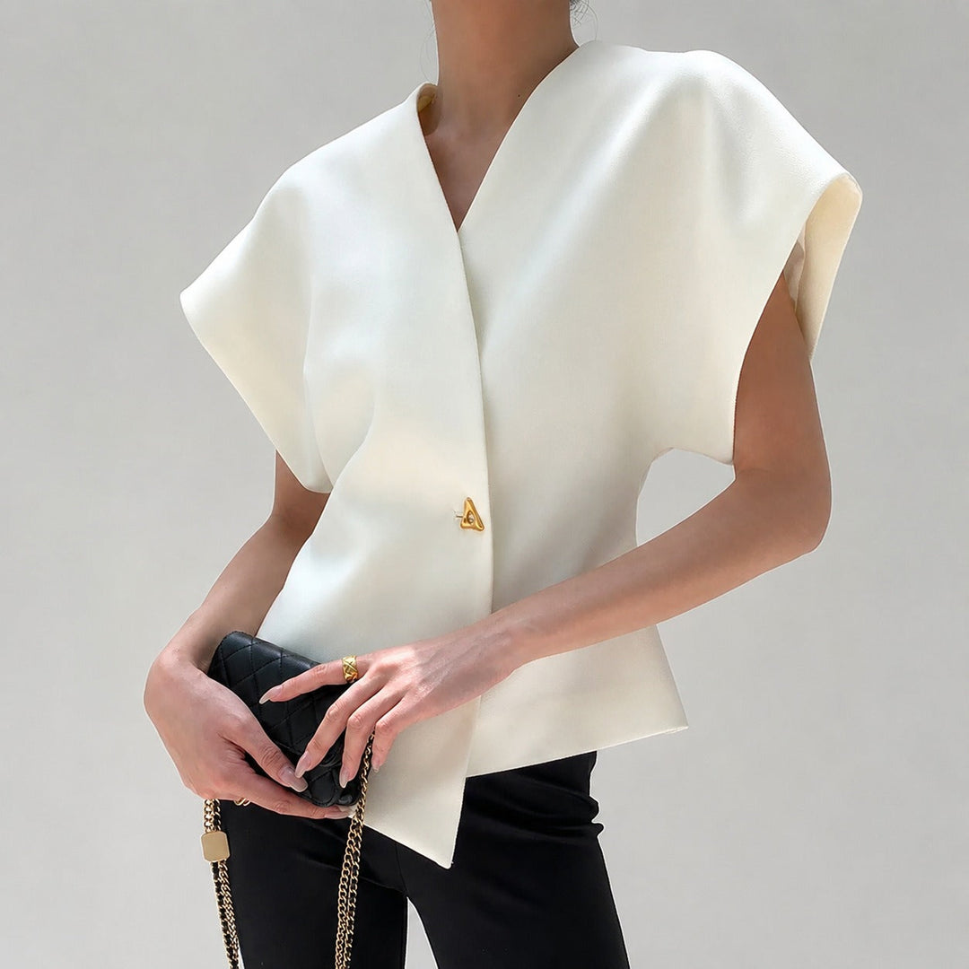 Blusa feminina elegante decote V com botões frontais, ideal para look casual ou formal.