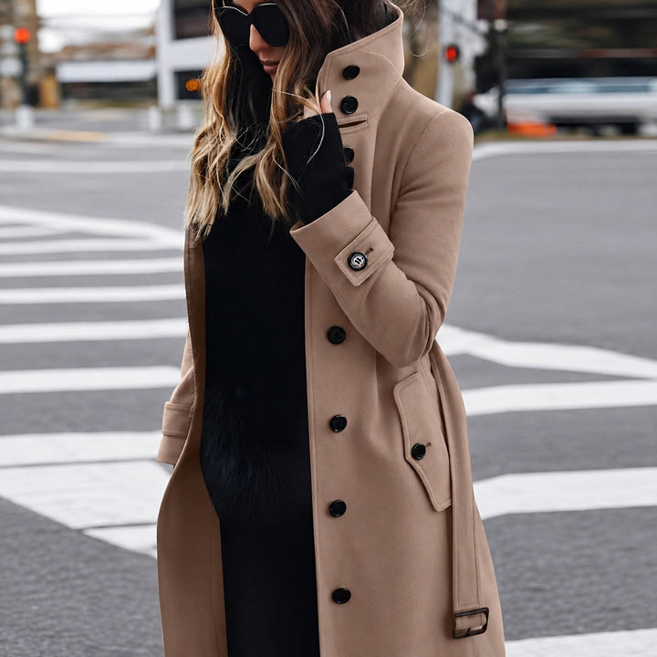 Casaco feminino elegante e confortável para outono/inverno. Agasalho justo, perfeito para moda feminina.